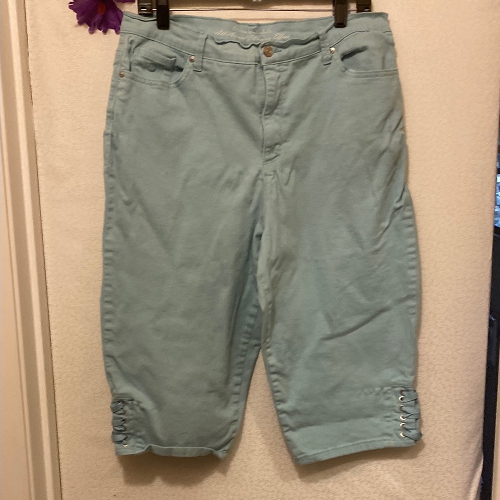 Gloria Vanderbilt Light Blue Capris